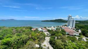 12B - Cozy Apartment with Stunning Ocean View