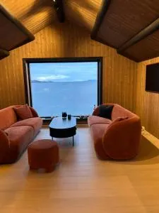 Jacuzzi, utekjøkken og sjøutsikt i hel hytte ved sjøen - Sistranda