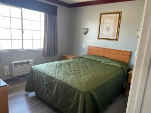 Standard Queen Room room in Harbor Inn
