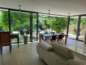 VILLA climatisée, avec 3 Chambres , Piscine, et terrain arboré