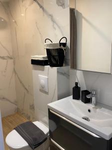 Appartements Luxury Villa with Pool & Sea View-10 Minutes from Monaco : photos des chambres