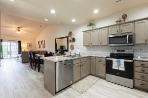 Golf View - Elevator Accessible - Center Of Branson - FREE TICKETS INCLUDED - RL8-11A