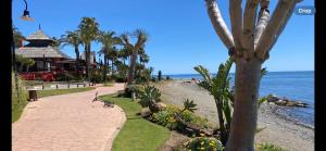 Luxury 3 bed Duplex Penthouse, 3 mins walk to the beach