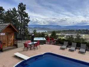 heated pool, hot tub, 3 AC ensuites, lake view - West Kelowna