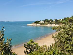 Maisons de vacances Jolie maison en bois a 600m de la plage des Vergnes : photos des chambres