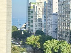 COPACABANA- PRAIA 200m, Piscina,varanda e vista!