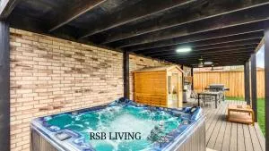 Elite 5BR 3,5BA Holiday Home with Game Room, Hot Tub, & Sauna - Mansfield