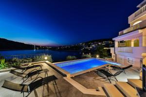 Seaside apartments with a swimming pool Razanj, Rogoznica - 9723