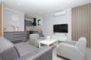 Holiday house with a swimming pool Senj - 21661