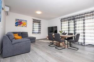 Seaside family friendly house with a swimming pool Privlaka, Zadar - 23159