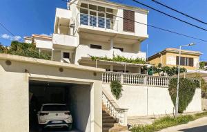 Cozy Apartment In Miskovici With Wifi