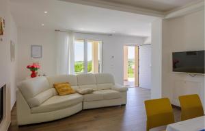 Lovely Home In Appignano Del Tronto