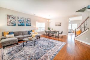 5BR Casa Hermosa with Pool Access in Mooresville