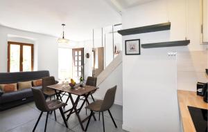 Maisons de vacances Nice Home In Bizanet With Kitchen : photos des chambres