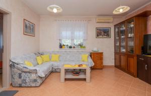 2 Bedroom Gorgeous Home In Umcani