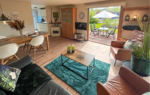 Pet Friendly Stacaravan In Tzummarum