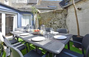 Stunning Home In Saint-Vaast-La-Hougue