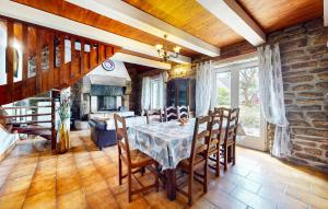 Maisons de vacances Gorgeous Home In Le Faouet With Wifi : photos des chambres