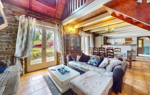 Maisons de vacances Gorgeous Home In Le Faouet With Wifi : photos des chambres