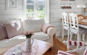 2 Bedroom Gorgeous Home In Hamneda