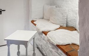 2 Bedroom Gorgeous Home In Hamneda