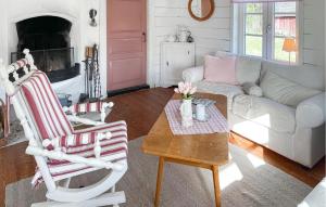 2 Bedroom Gorgeous Home In Hamneda