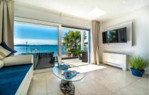 2 Bedroom Awesome Apartment In Bibinje 