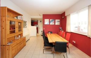 2 Bedroom Cozy Apartment In Oostende