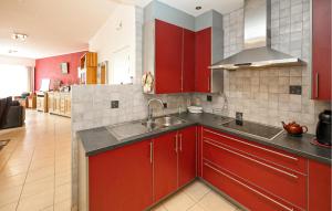 2 Bedroom Cozy Apartment In Oostende