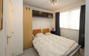2 Bedroom Cozy Apartment In Oostende