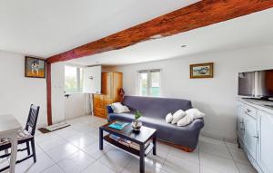 Maisons de vacances 2 Bedroom Lovely Home In Bourville : photos des chambres