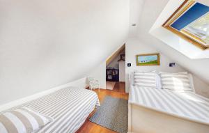 Maisons de vacances 2 Bedroom Lovely Home In Bourville : photos des chambres