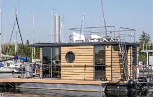 Stunning Ship In Ophoven With Wifi - Stevensweert