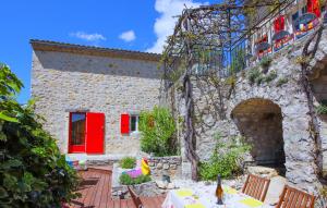 Maisons de vacances Beautiful Home In Gras : photos des chambres