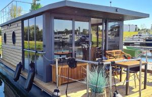 Cozy Ship In Ophoven With Lake..