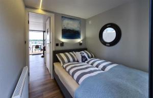 Cozy Ship In Ophoven With Lake View