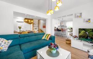 Awesome Home In Pirovac With Kitchen