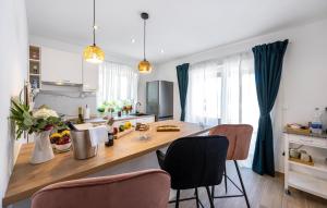 Awesome Home In Pirovac With Kitchen