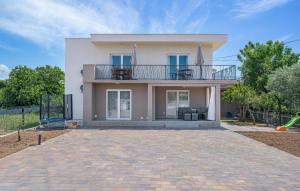 Awesome Home In Pirovac With Kitchen