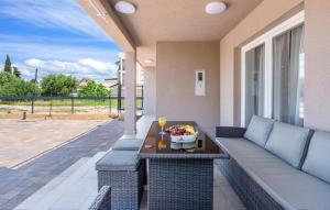 Awesome Home In Pirovac With Kitchen