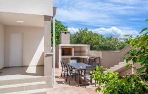 Awesome Home In Pirovac With Kitchen