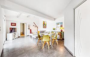 Maisons de vacances Lovely Home In Saint-Georges-De-Didon : photos des chambres