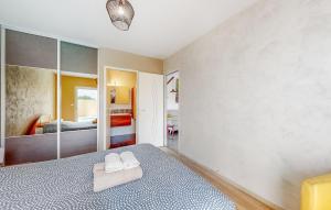 Maisons de vacances Lovely Home In Saint-Georges-De-Didon : photos des chambres