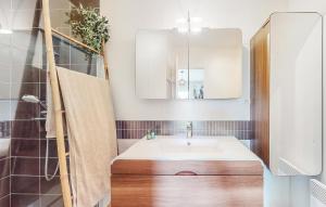 Maisons de vacances Lovely Home In Saint-Georges-De-Didon : photos des chambres