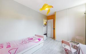 Maisons de vacances Lovely Home In Saint-Georges-De-Didon : photos des chambres