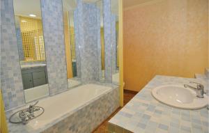 Maisons de vacances Lovely Home In Aubais With Wifi : photos des chambres
