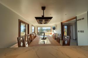 Lujosa casa en Playa Hermosa vista lago y volcanes