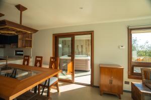 Lujosa casa en Playa Hermosa vista lago y volcanes