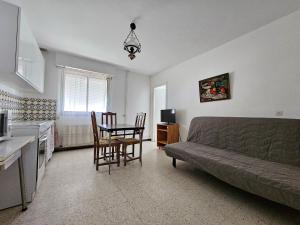Maisons de vacances Appartement Proche Plage avec Parking, Wi-Fi et Animaux Acceptes sur Demande - La Faute-sur-Mer - FR-1-476-221 : photos des chambres
