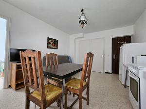Maisons de vacances Appartement Proche Plage avec Parking, Wi-Fi et Animaux Acceptes sur Demande - La Faute-sur-Mer - FR-1-476-221 : photos des chambres